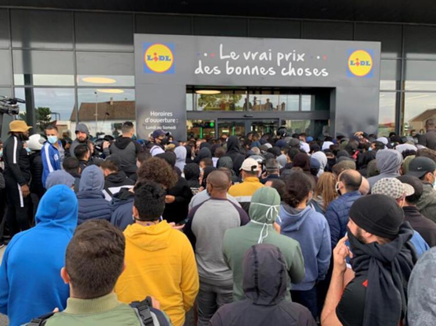Fransa'da indirimli oyun konsolu izdihamı!