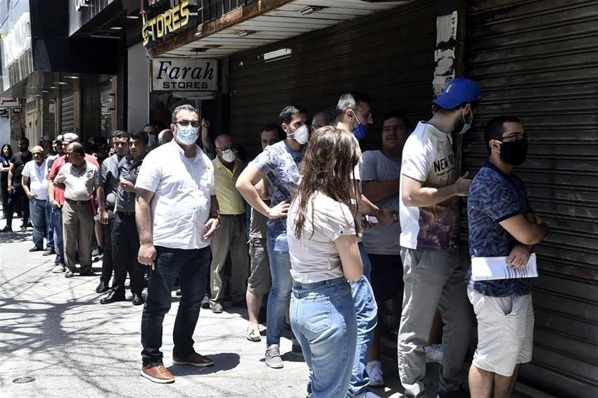 Resmen akın ettiler! Ucuz dolar için saatlerce bekliyorlar...