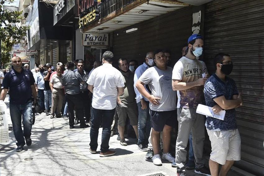 Resmen akın ettiler! Ucuz dolar için saatlerce bekliyorlar...