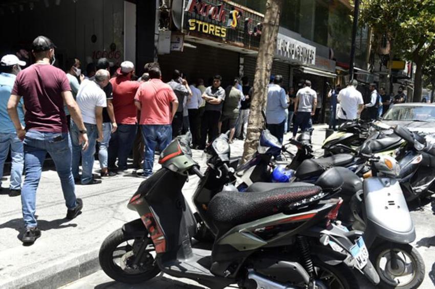 Resmen akın ettiler! Ucuz dolar için saatlerce bekliyorlar...