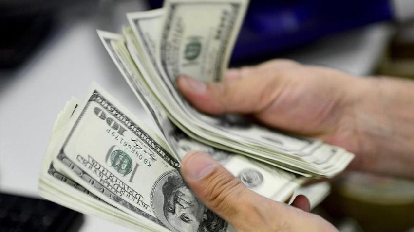 Resmen akın ettiler! Ucuz dolar için saatlerce bekliyorlar...