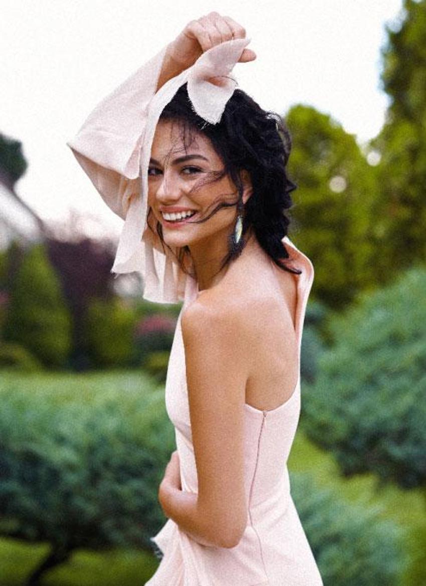 Demet Özdemir’in Altın Kelebek şıklığı hayranlarını mest etti
