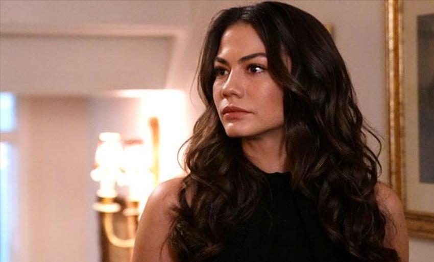 Demet Özdemir’in Altın Kelebek şıklığı hayranlarını mest etti