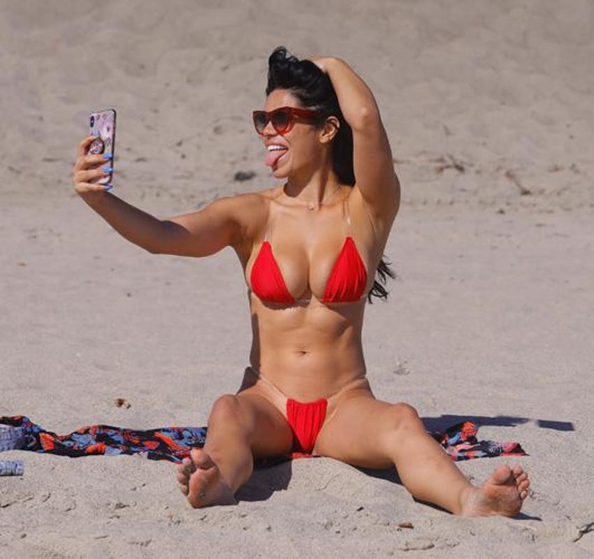 Brezilyalı model Malibu'yu birbirine kattı!