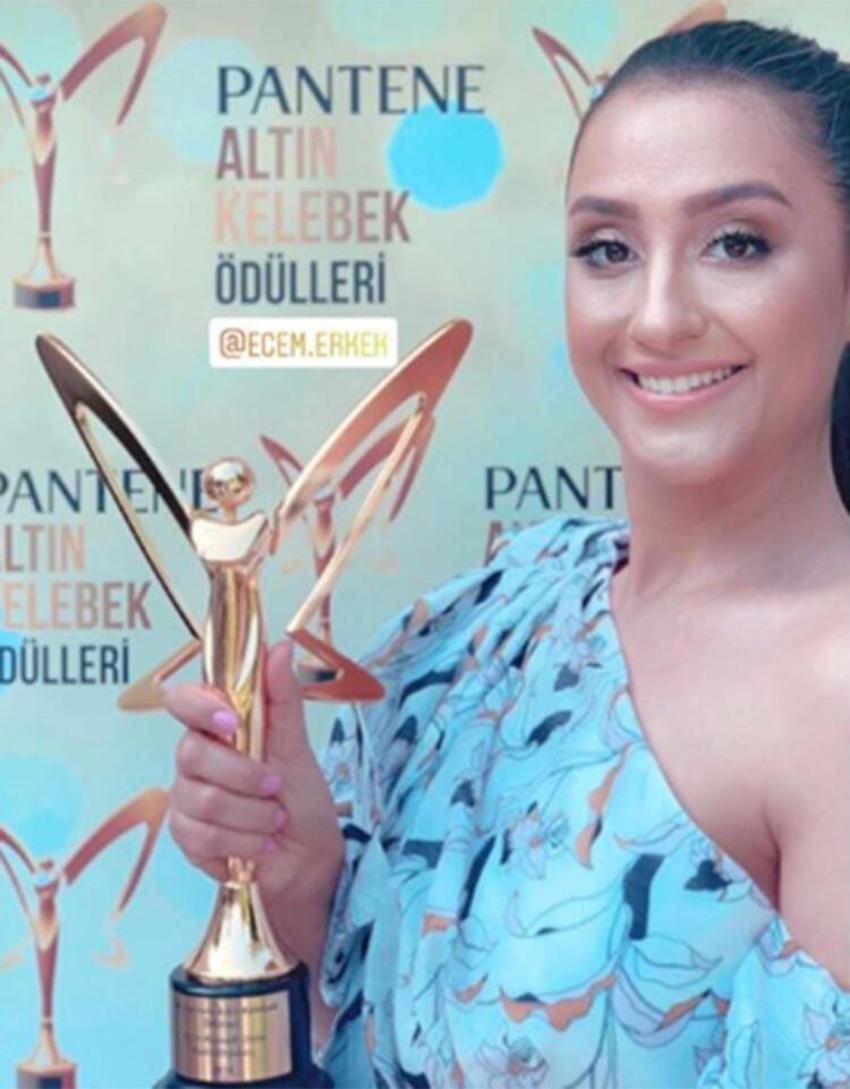 Ecem Erkek ödülünü alıp kimin mezarına gitti?