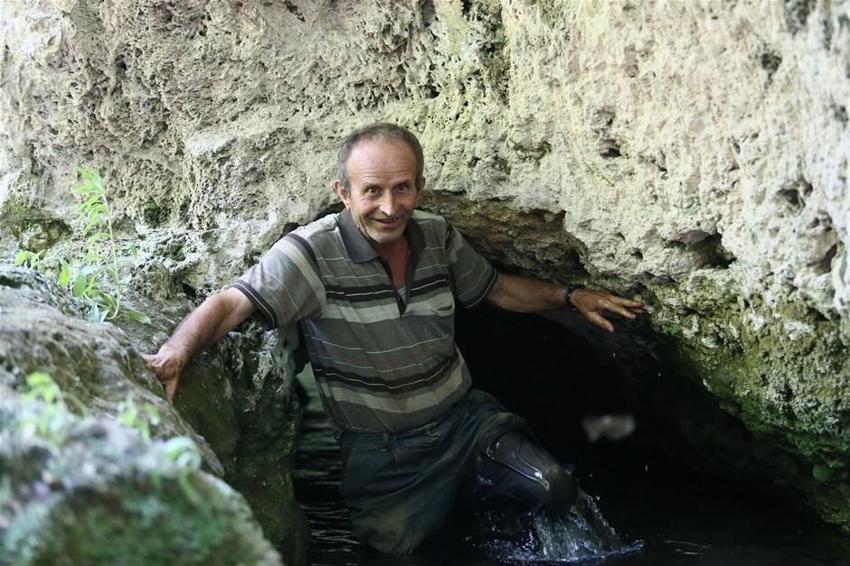 Şifa bulmak için içi su dolu tünelden geçiyorlar