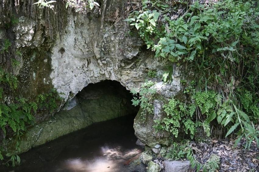 Şifa bulmak için içi su dolu tünelden geçiyorlar