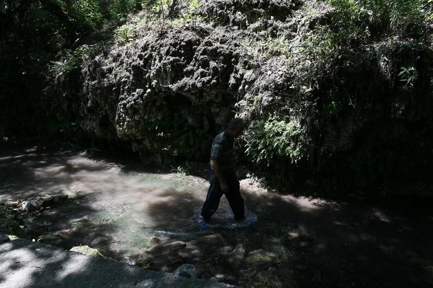 Şifa bulmak için içi su dolu tünelden geçiyorlar