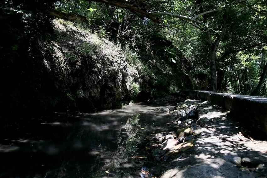 Şifa bulmak için içi su dolu tünelden geçiyorlar