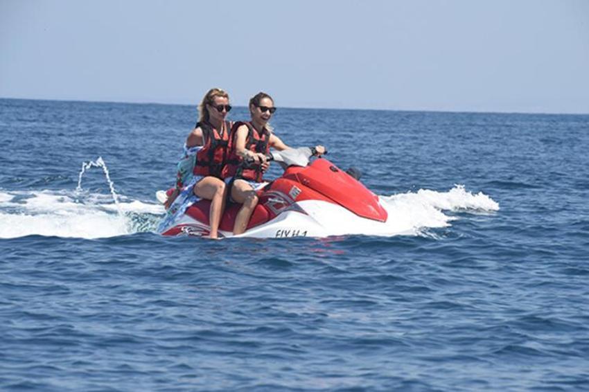 Jessica May'den jet-ski şov