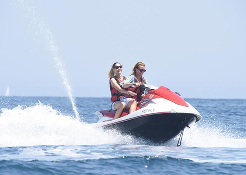 Jessica May'den jet-ski şov