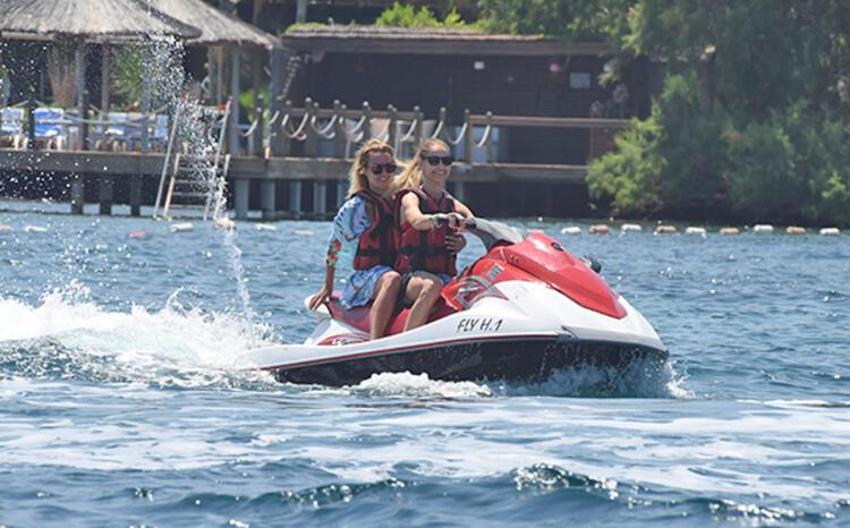 Jessica May'den jet-ski şov