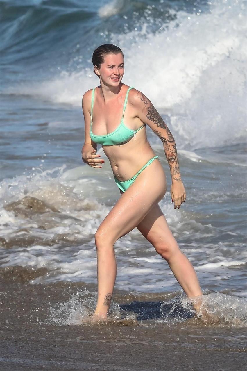 Ireland Baldwin'in bikinisi küçük geldi