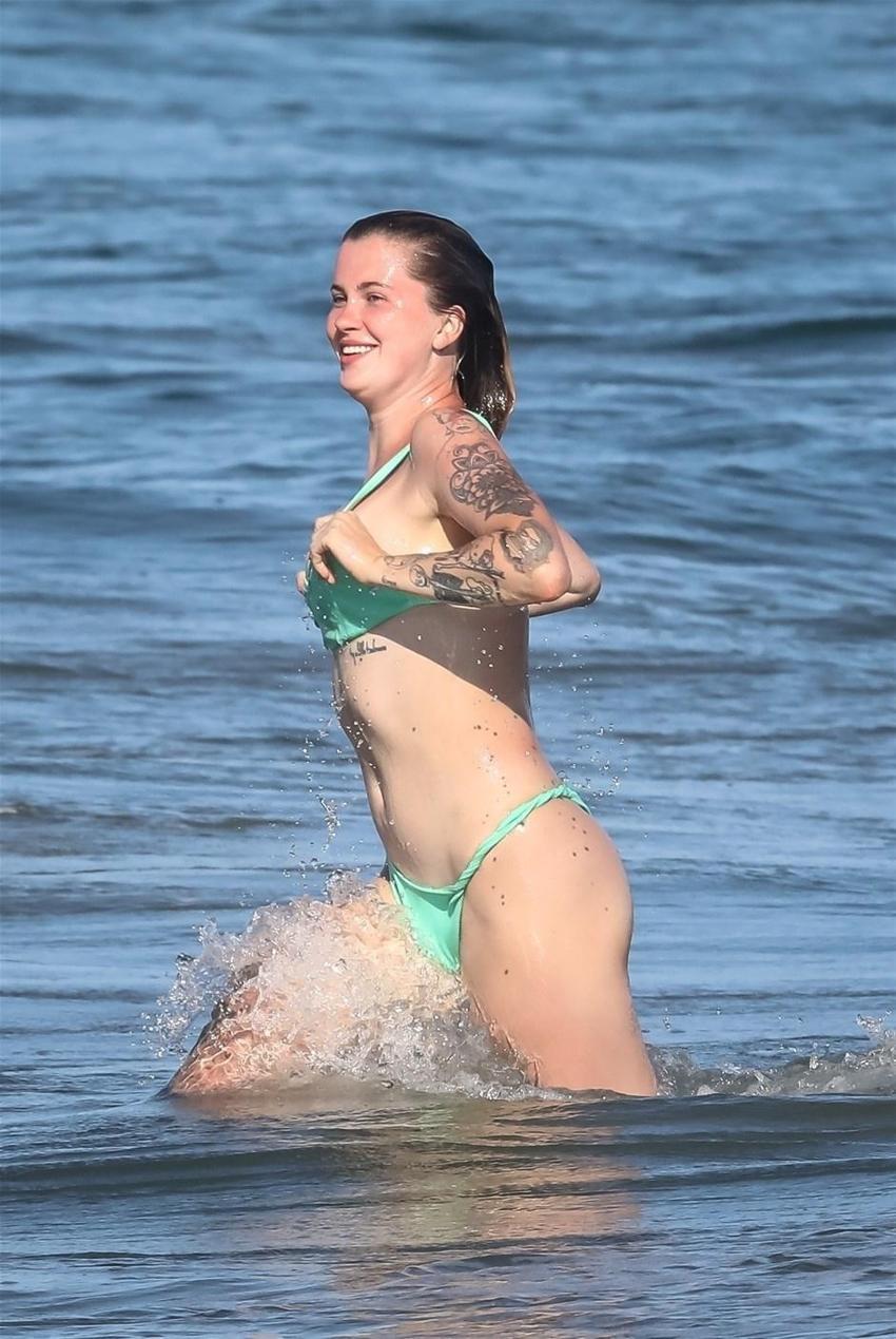Ireland Baldwin'in bikinisi küçük geldi