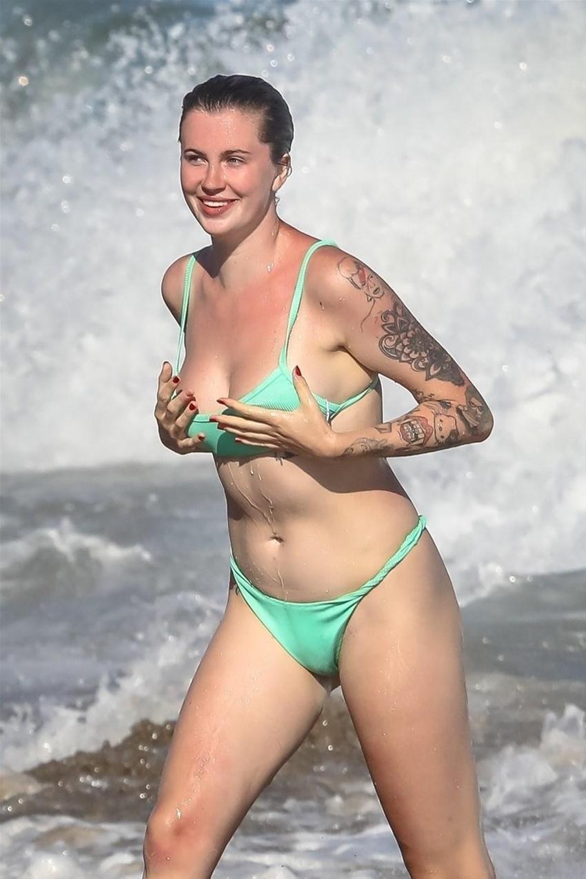 Ireland Baldwin'in bikinisi küçük geldi