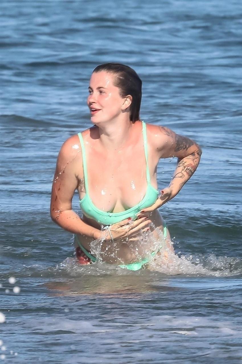 Ireland Baldwin'in bikinisi küçük geldi