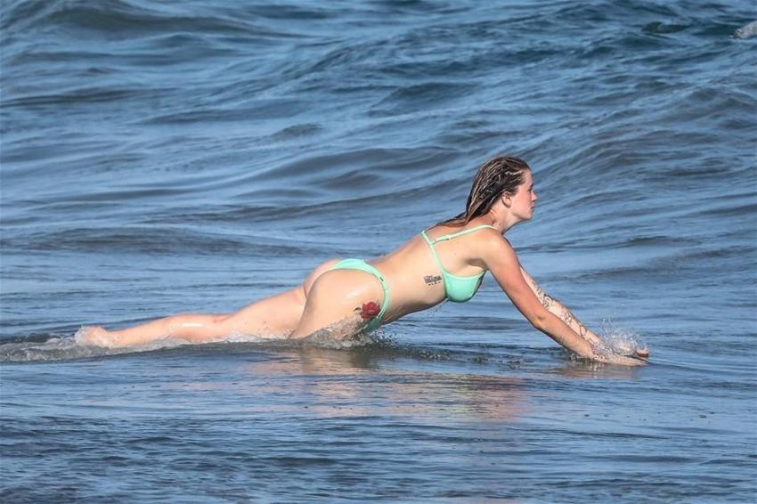 Ireland Baldwin'in bikinisi küçük geldi
