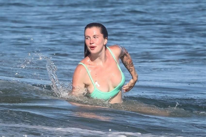 Ireland Baldwin'in bikinisi küçük geldi