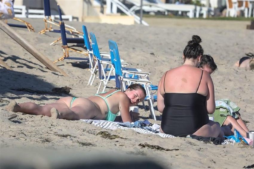 Ireland Baldwin'in bikinisi küçük geldi