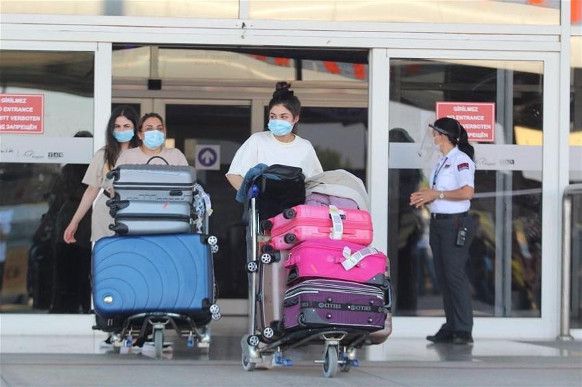 Antalya'ya sezonun ilk İngiliz turist kafilesi geldi