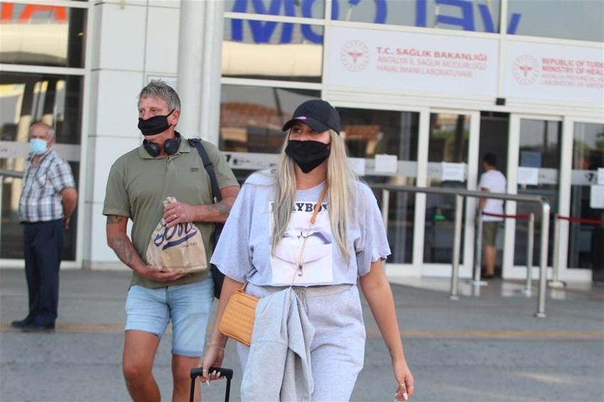 Antalya'ya sezonun ilk İngiliz turist kafilesi geldi