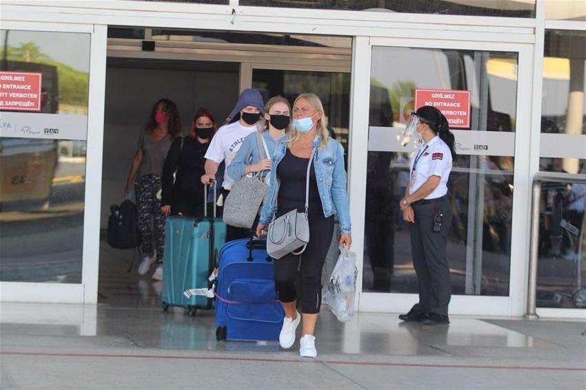 Antalya'ya sezonun ilk İngiliz turist kafilesi geldi