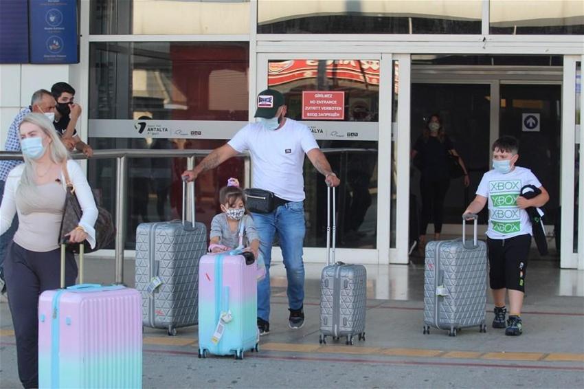 Antalya'ya sezonun ilk İngiliz turist kafilesi geldi