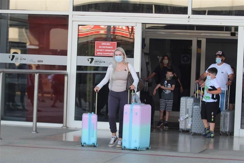 Antalya'ya sezonun ilk İngiliz turist kafilesi geldi