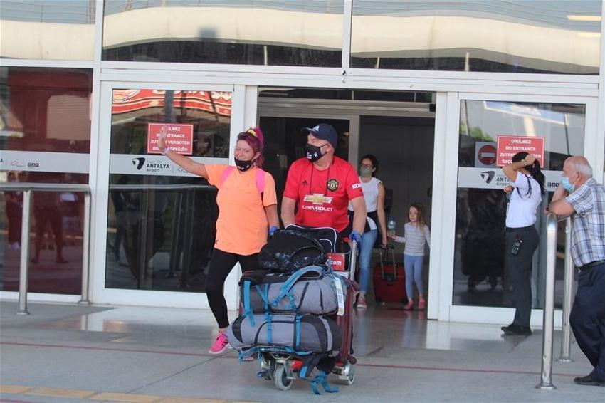 Antalya'ya sezonun ilk İngiliz turist kafilesi geldi