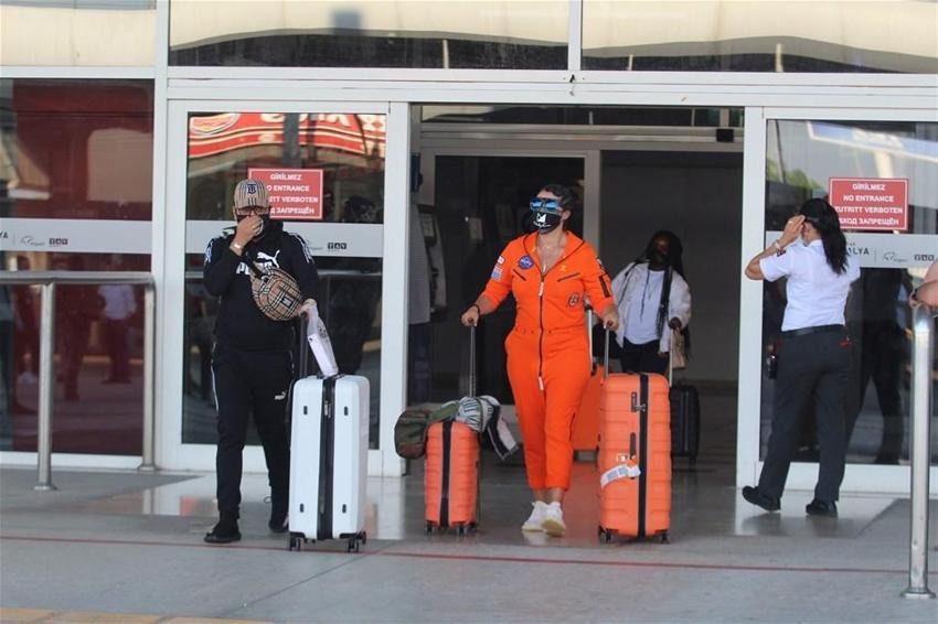Antalya'ya sezonun ilk İngiliz turist kafilesi geldi