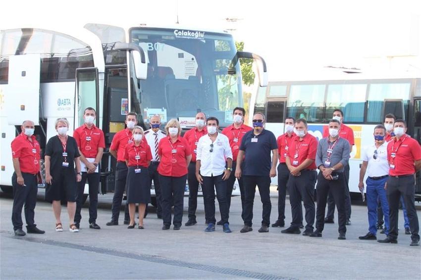 Antalya'ya sezonun ilk İngiliz turist kafilesi geldi