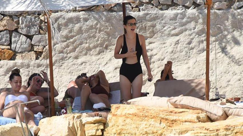 Merve Boluğur'un mayosu dikkat çekti