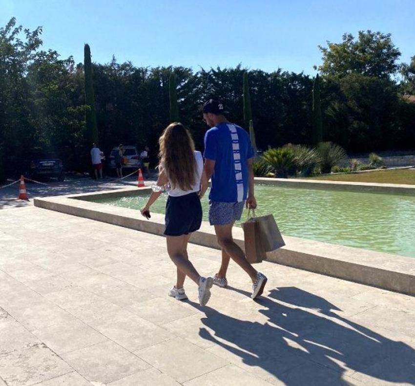 Duygu Özaslan, basketbolcu sevgilisi Can Maxim Mutaf'la ilk kez el ele