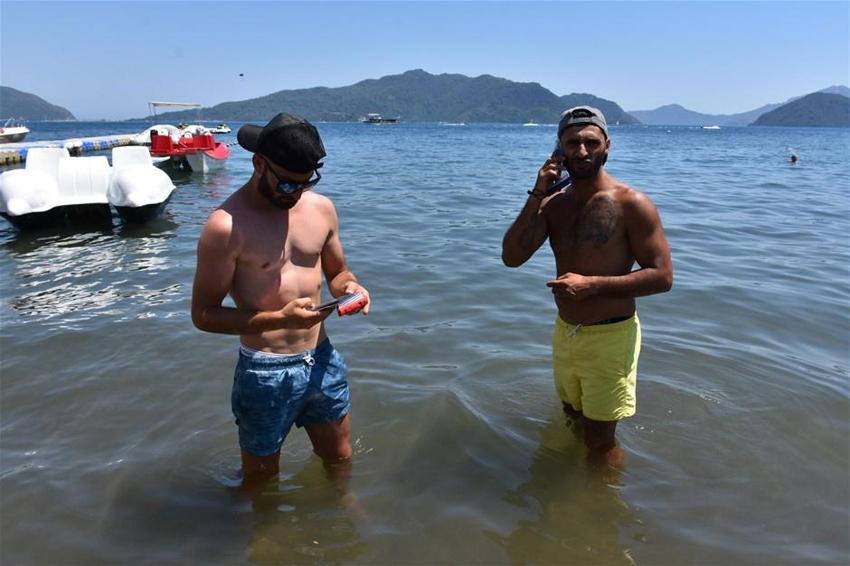 Yeni moda oldu, onsuz tatile gitmiyorlar! 20 liraya satılıyor...