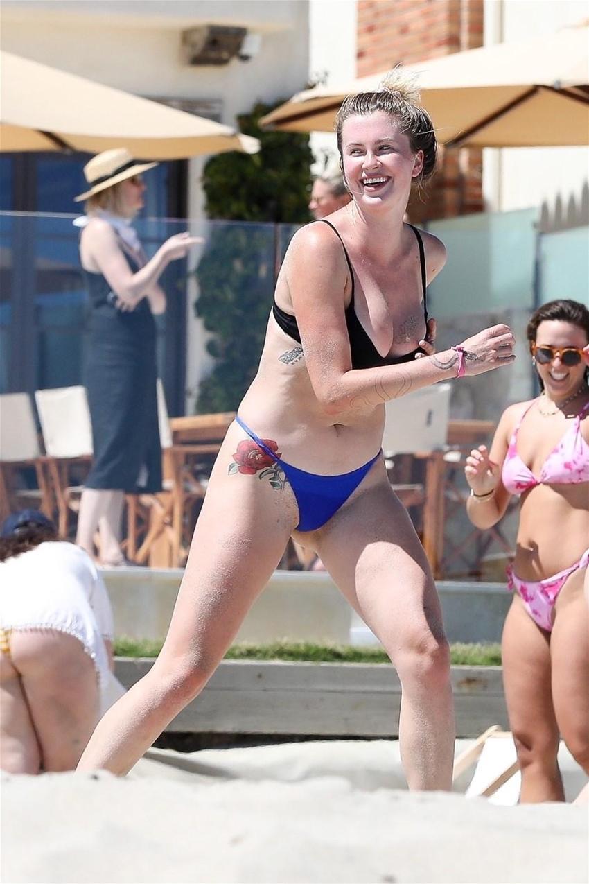 Ireland Baldwin'den olay frikik!