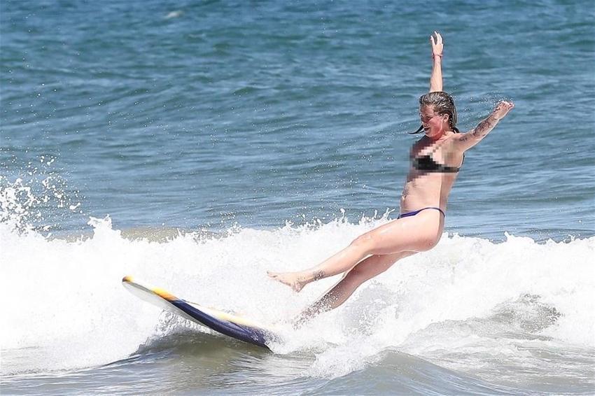 Ireland Baldwin'den olay frikik!