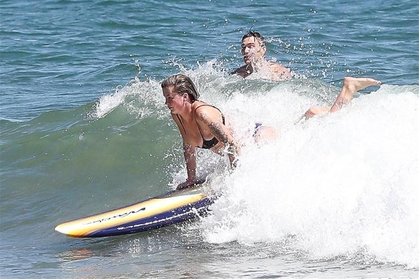 Ireland Baldwin'den olay frikik!