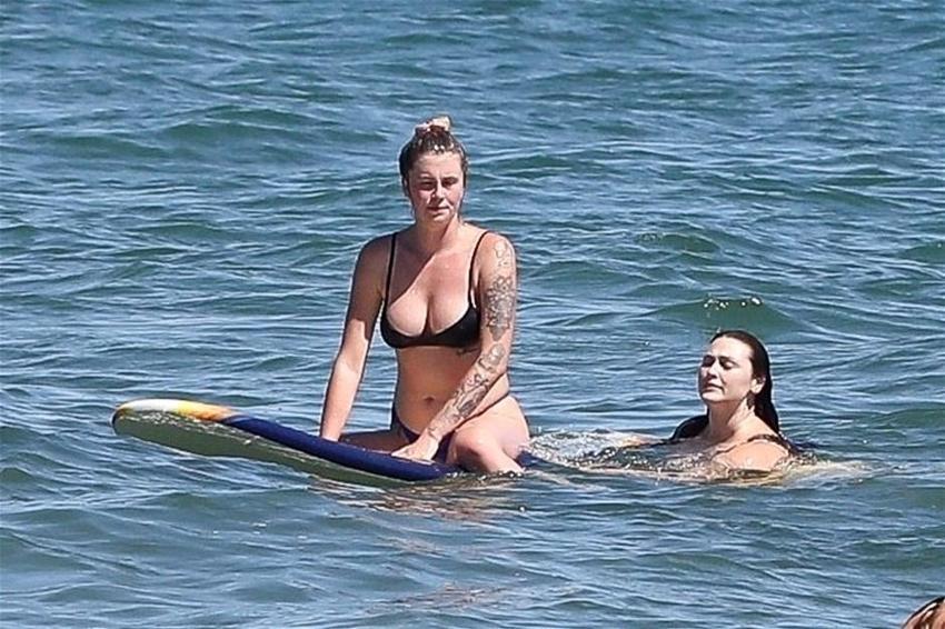 Ireland Baldwin'den olay frikik!