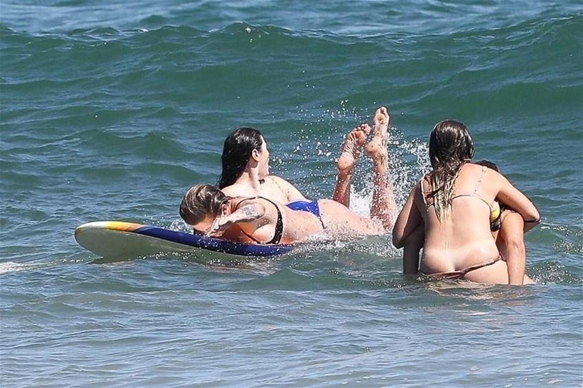 Ireland Baldwin'den olay frikik!