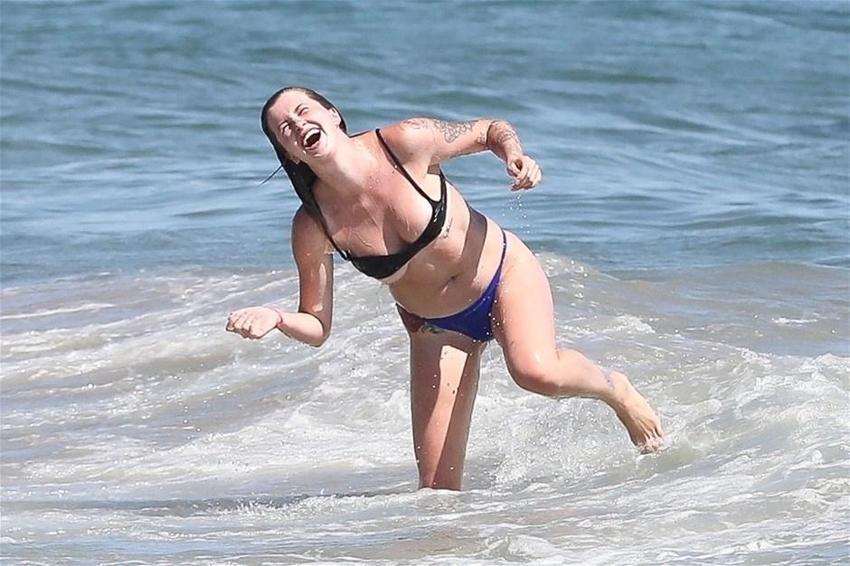 Ireland Baldwin'den olay frikik!