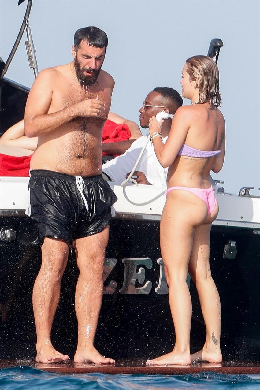 Rita Ora'nın çıplak pozları olay oldu!