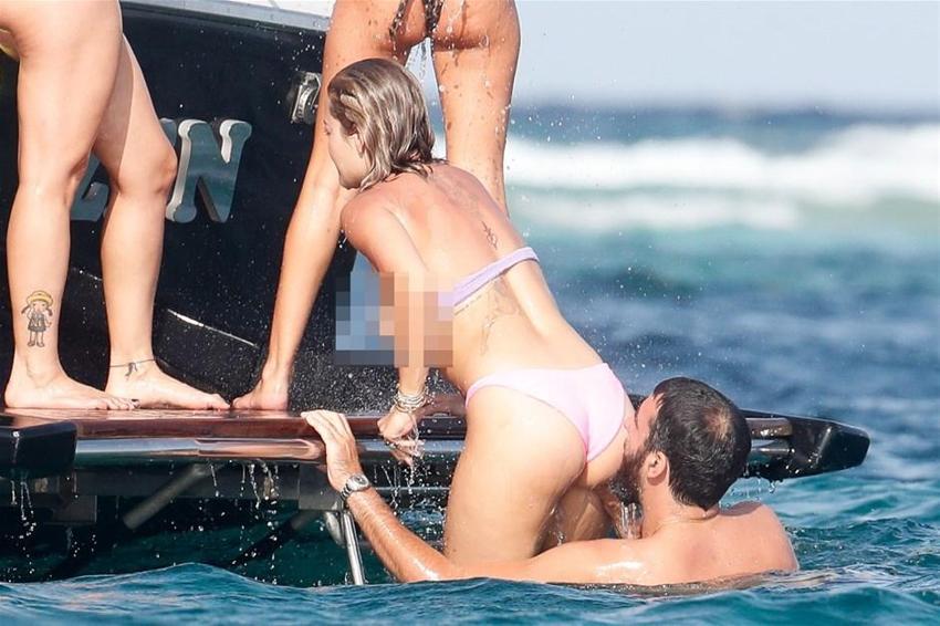 Rita Ora'nın çıplak pozları olay oldu!