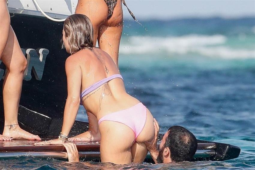 Rita Ora'nın çıplak pozları olay oldu!