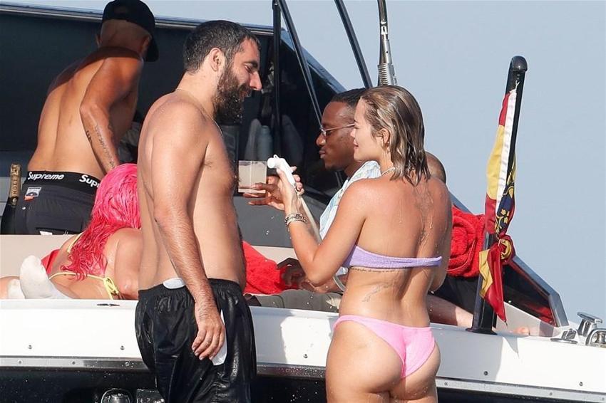Rita Ora'nın çıplak pozları olay oldu!