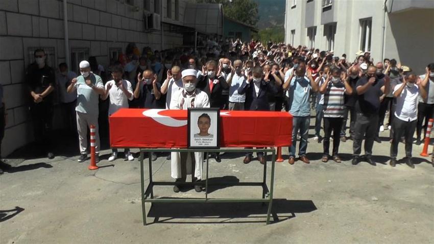 Yürek yakan veda! Polis eşini kendi elleriyle toprağa verdi