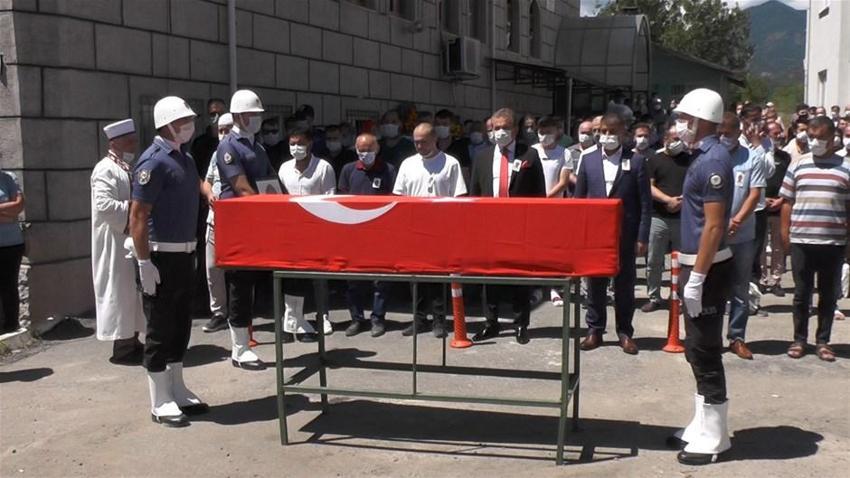 Yürek yakan veda! Polis eşini kendi elleriyle toprağa verdi