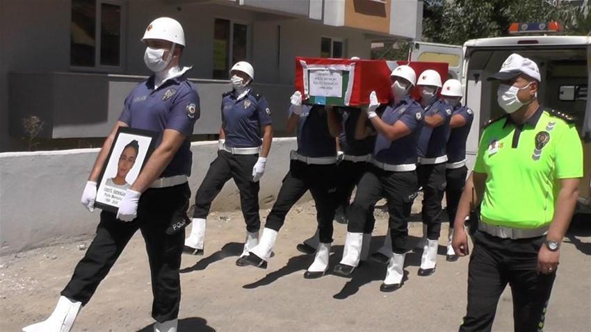 Yürek yakan veda! Polis eşini kendi elleriyle toprağa verdi