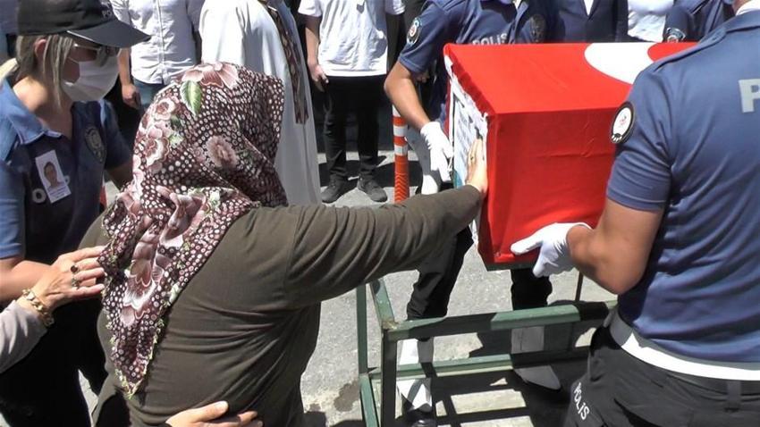 Yürek yakan veda! Polis eşini kendi elleriyle toprağa verdi