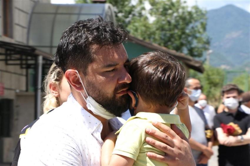 Yürek yakan veda! Polis eşini kendi elleriyle toprağa verdi