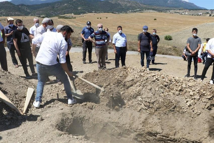 Yürek yakan veda! Polis eşini kendi elleriyle toprağa verdi
